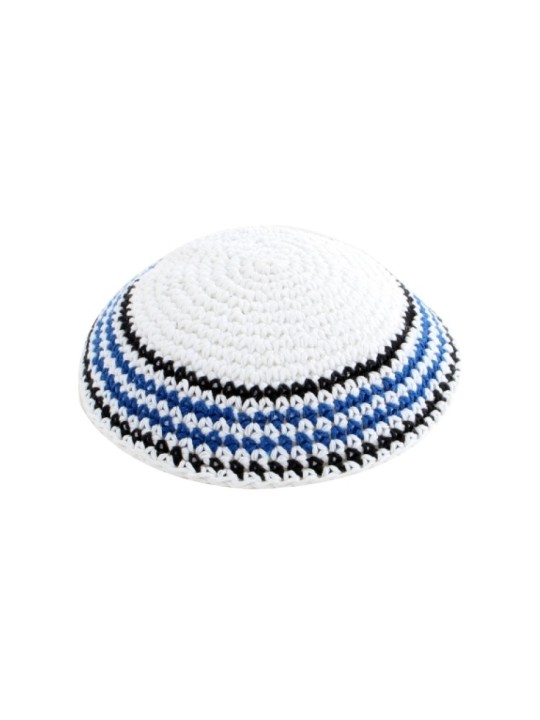 כיפה סרוגה לבנה עם בור כחול שחור ולבן... | כיפה סרוגה